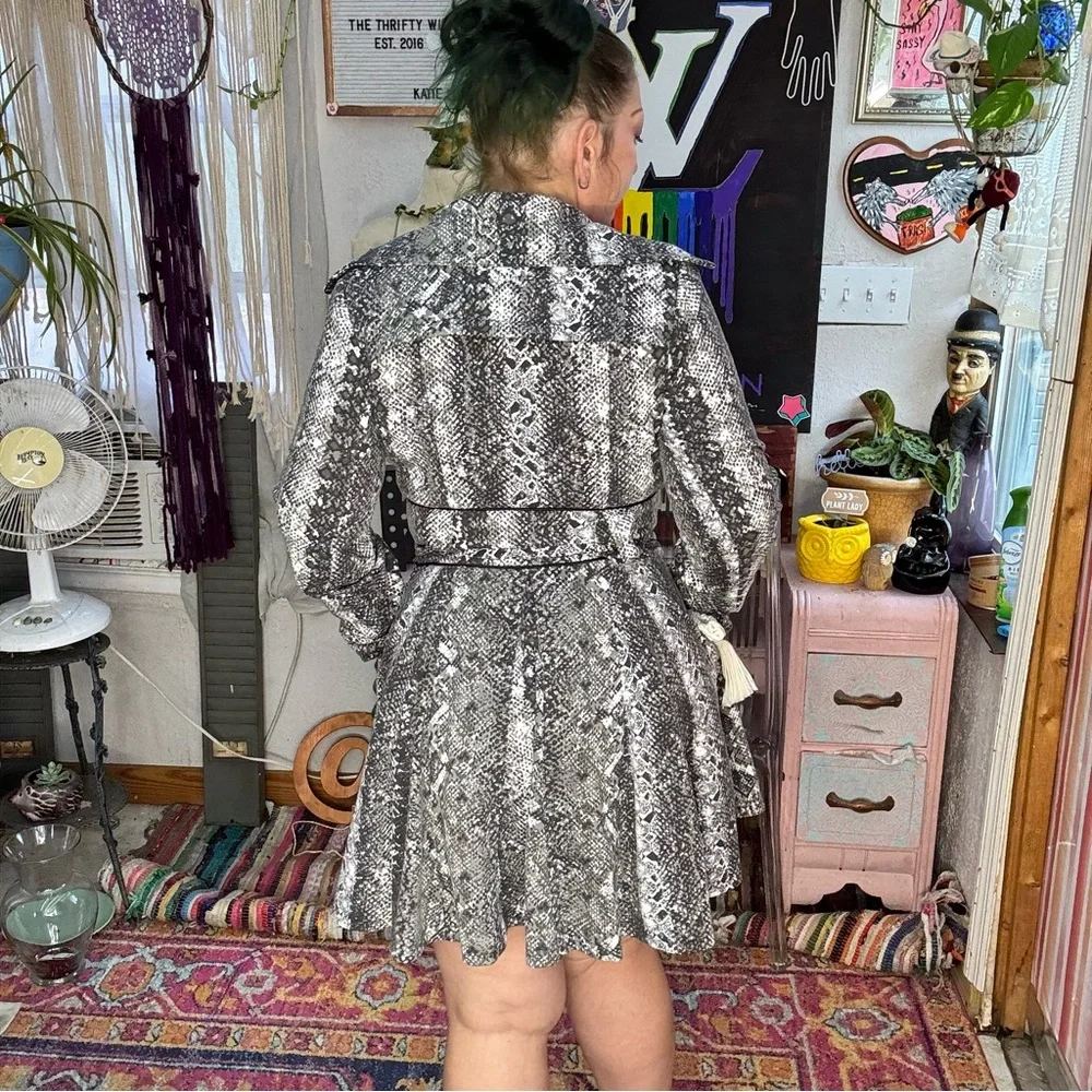 Y2K Candie's Black Grey & White Snake-Print Trench Coat with Belt Size Medium - Picture 4 of 12